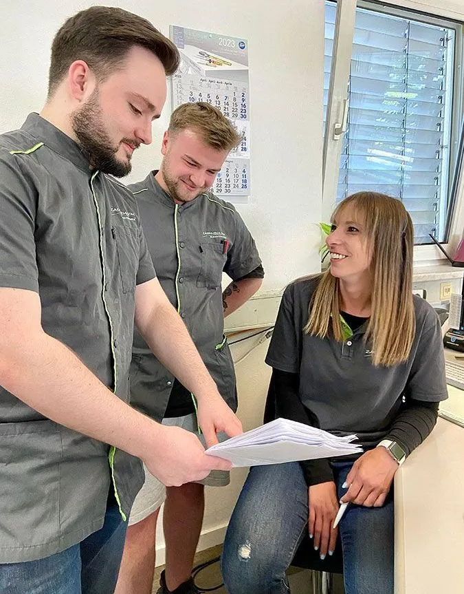 Zahntechniker bei der Feinarbeit an einer Prothese