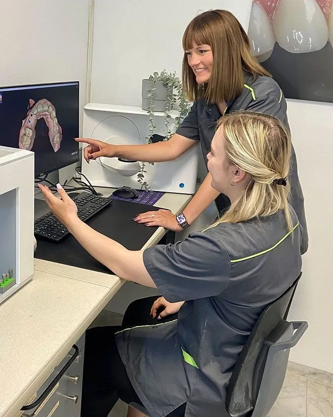 Auszubildende beim Erlernen der Gusstechnik