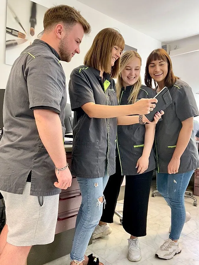 Teamarbeit im zahntechnischen Labor