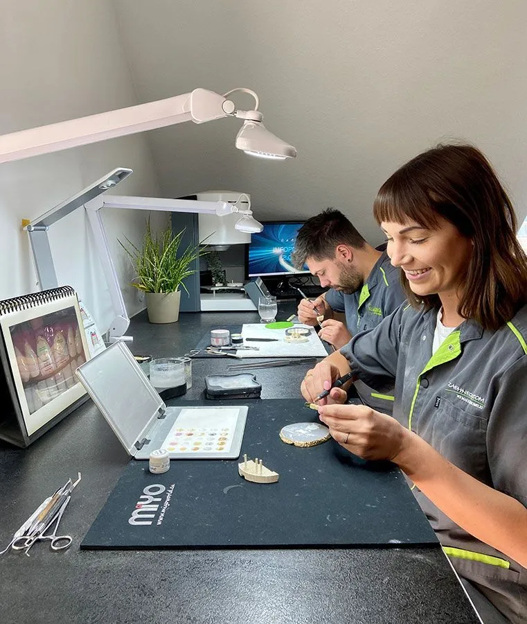 Detailarbeit an Keramikverblendung